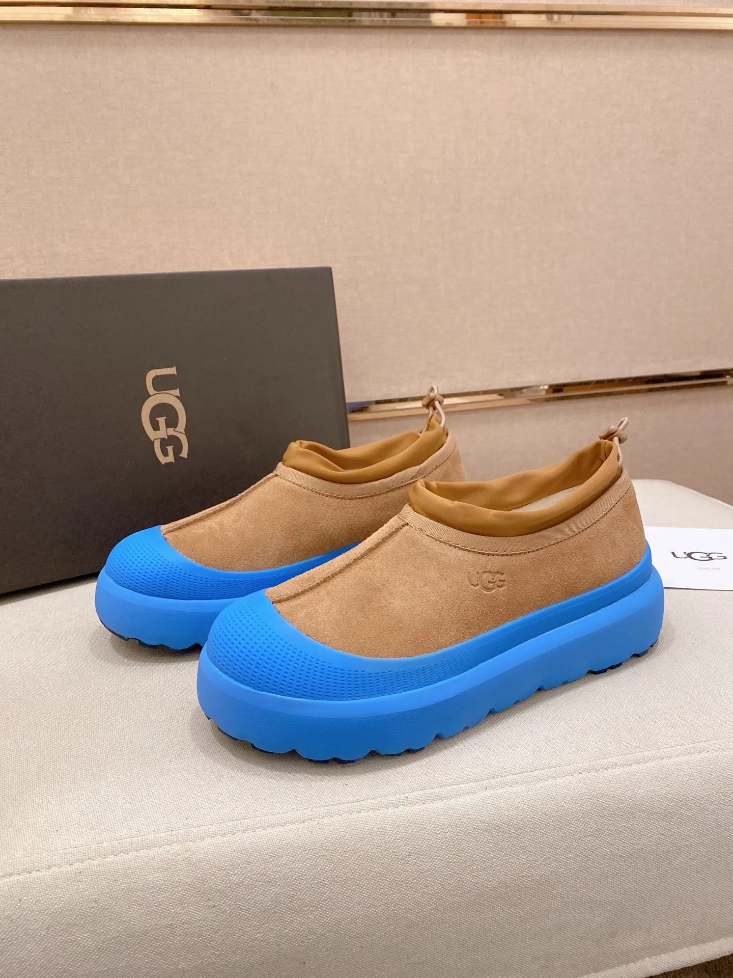 Factory price: 480💰Couple model💏 Same style as Wang Yibo, North American men's shoes Ugg ☃️In the special sale of new high-quality men's shoes snow boots in autumn and winter, the nemesis of extreme cold weather! Made of cowhide leather, merino wool lining, and original outsole, whether driving, outdoor or daily wear, there is always one that suits you! Male and female size: 35-46.